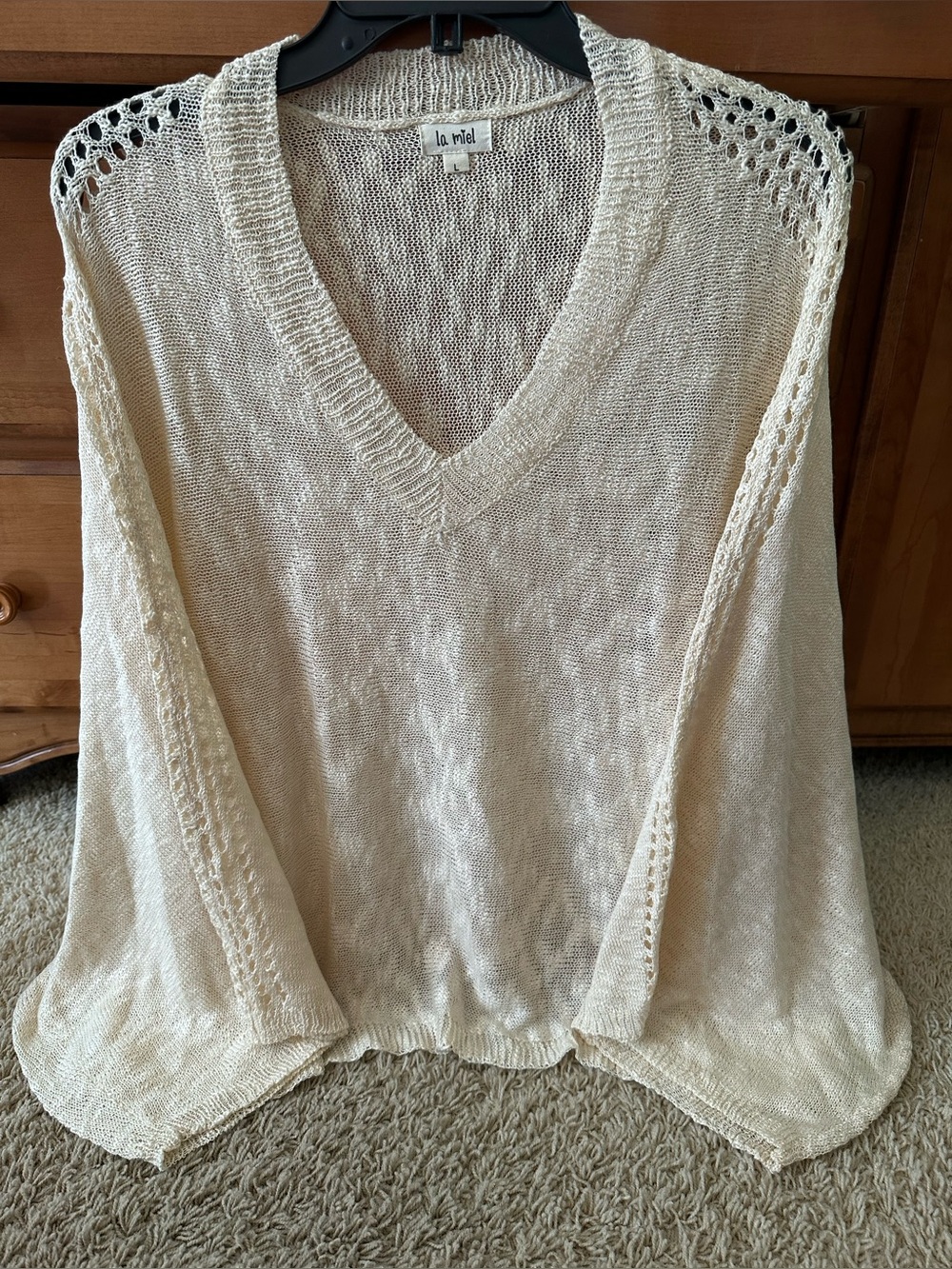 NWOT LA MIEL V NECK LIGHTWEIGHT TOP